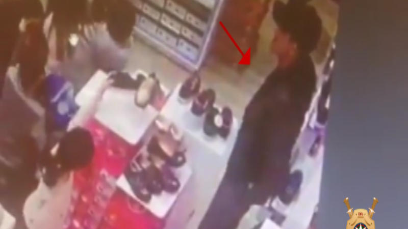 Bakının mərkəzində ticarət mərkəzindəki cinayət anbaan kameraya düşdü – FOTO