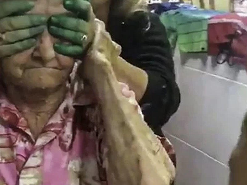İllərdir yaxınlarının qadağasına görə bunu edə bilməyən qadın 80 yaşında istəyinə çatdı - VİDEO