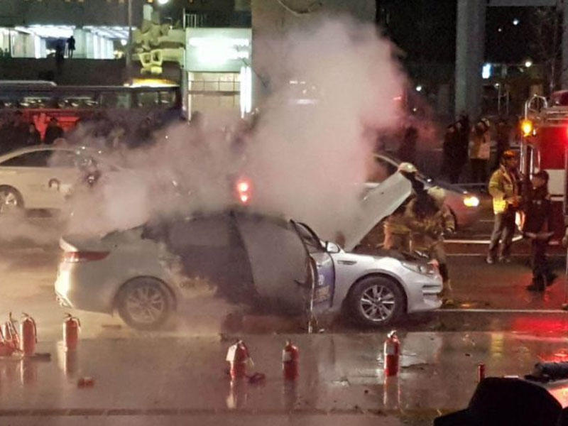Taksi sürücüsü özünü avtomobilində yandırdı - FOTO