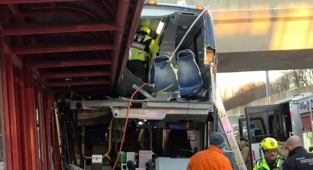 Kanada avtobus dayanacağa çırpıldı, ölənlər var - VİDEO