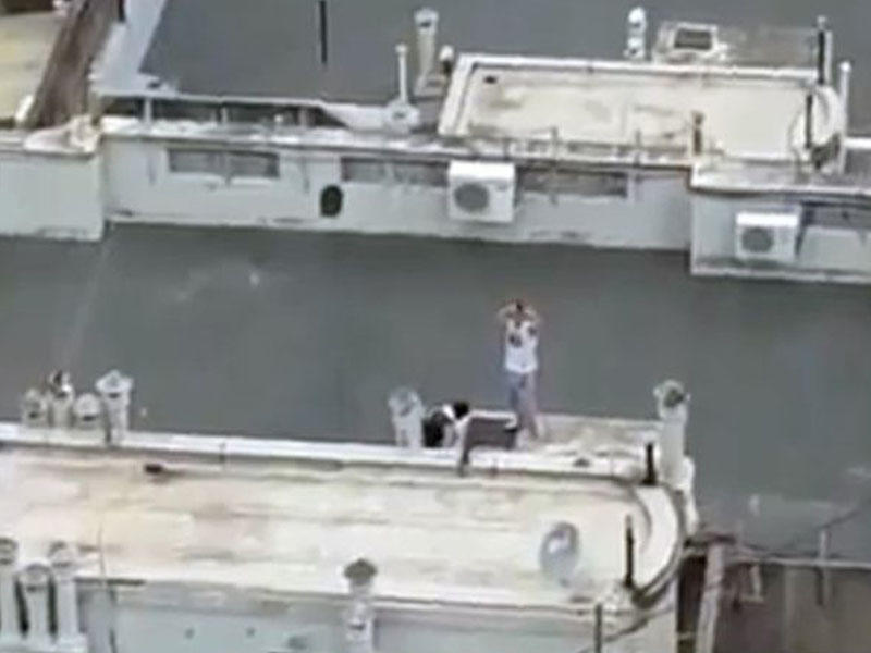 Çardaqda sevişən cütlüyü çoxmərtəbəli binadan kameraya çəkdilər - FOTO