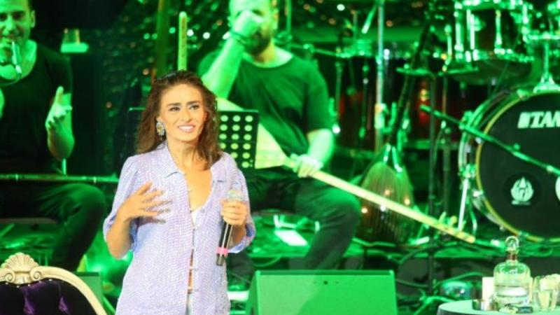 Məşhur müğənni səhnədə musiqiçilərə BAĞIRDI və ... – VİDEO