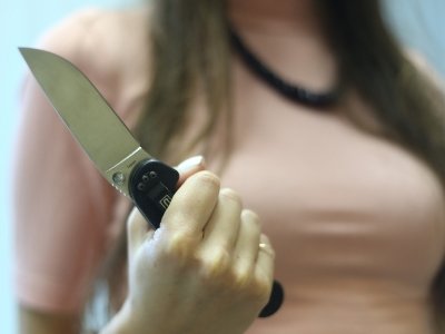 Azərbaycanlı ana qızını bıçaqladı