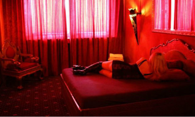 Bakıda masaj salonu adı ilə əxlaqsızlıq yuvaları təşkil edən qadın saxlanıldı