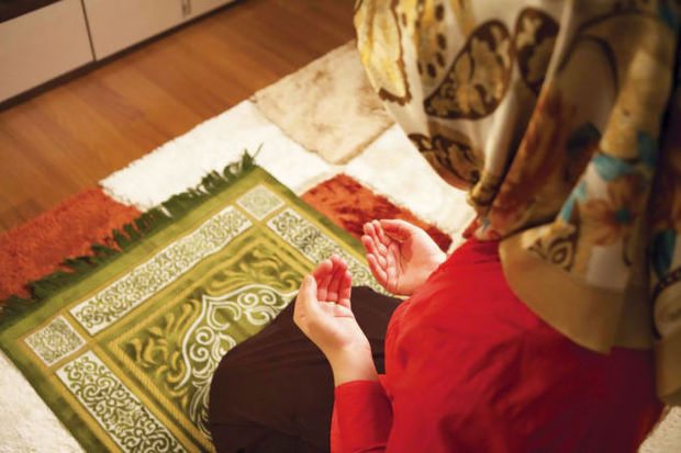 Arvadını namaz üstündə bıçaqladı - MƏHKƏMƏ