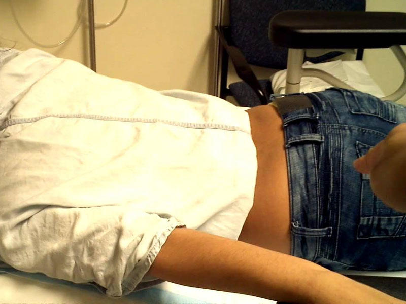 Qadınların iynə vurularkən arxasını çəkən şəxs saxlanılıb