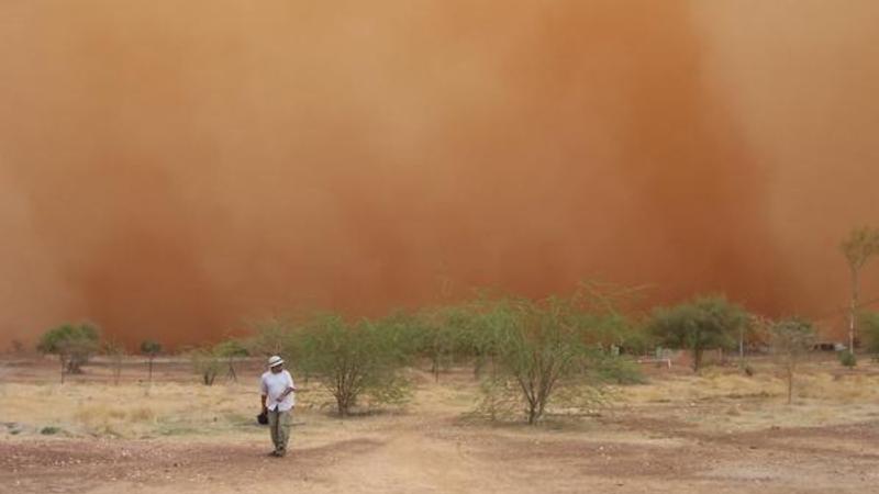 İranda qum qasırğası - Yollar bağlandı