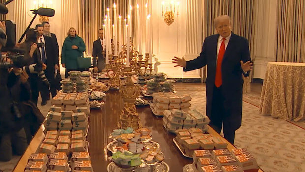 Tramp öz hesabına Ağ Evdə futbolçuları “fastfud”a qonaq etdi