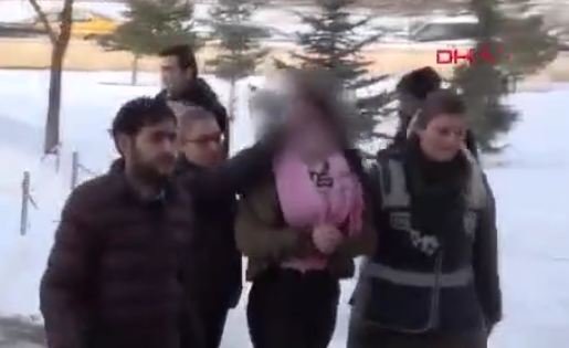 Polis məkana basqın etdi: Əxlaqsız qızlardan birinin dediyi sözlər şok yaratdı - VİDEO