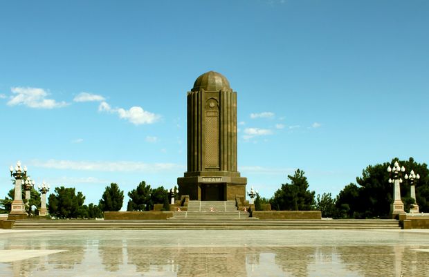 “Nizami” məqbərəsinin ərazisindən oğurluq etmək istəyənlər yaxalanıblar