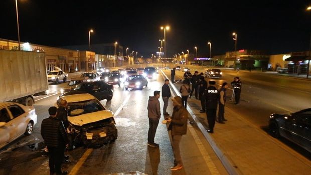 Bakıda avtomobil dirəyə çırpıldı və aşdı - VİDEO