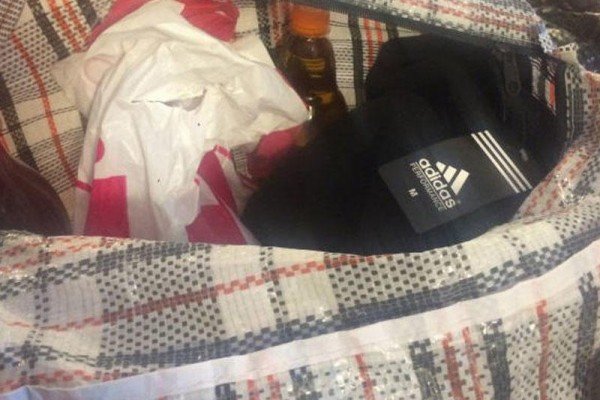 Məhkum qohumuna spirtli içki ötürmək istədi, tutuldu - FOTO