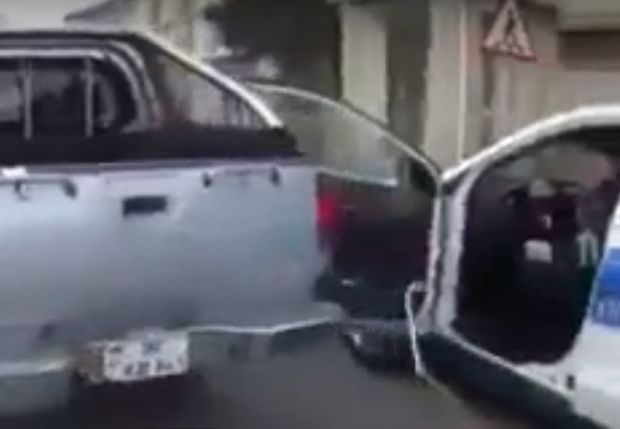 Masazırda “Mitsubishi” polis maşınının qapısını əzdi - VİDEO