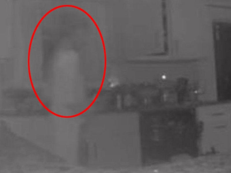 Tükürpərdən KADRLAR: qadın 2 il əvvəl ölən oğlunu mətbəxdə gördü - VİDEO