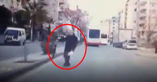 Yaşlı kişi müvazinətini itirərək, avtomobilin qarşısına yıxıldı - hadisə ANBAAN KAMERALARDA