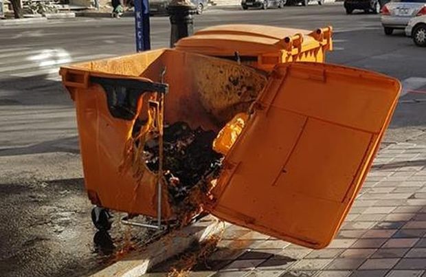 Bakıya yeni gətirilən zibil qutusu yandı - FOTO