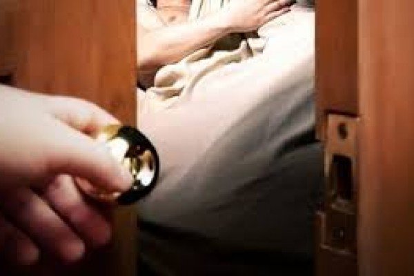 Azərbaycanda şərikinin arvadı ilə bir yerdə tutuldu - Öz boğazını kəsdi