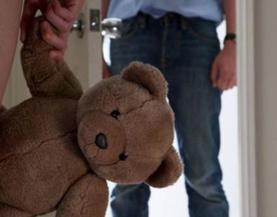 Pedofil atadan dəhşətli əməl - Doğma qızını dəfələrlə zorladı...