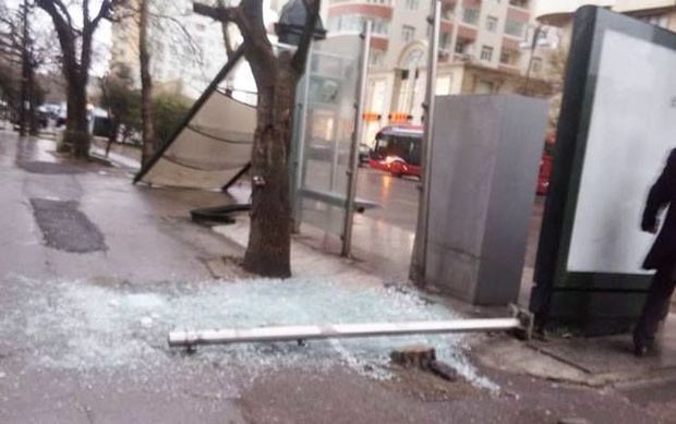 Külək Yasamalda dayanacağı uçurdu - YENİLƏNİB + FOTO