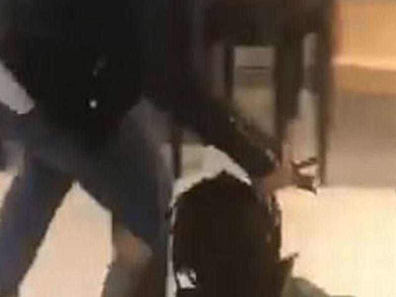 Ana uşağının saçından tutub, sürüdü - VİDEO
