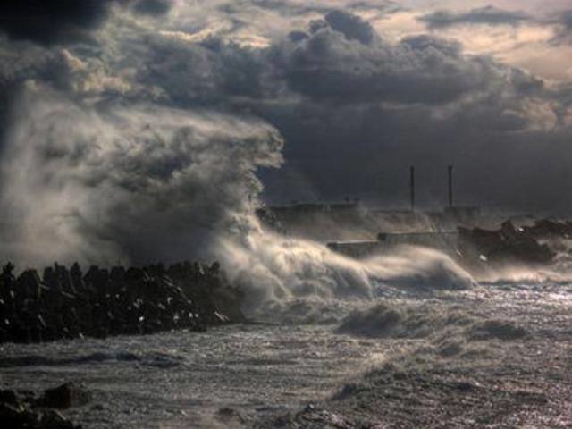 SON DƏQİQƏ -Xəzərdə dalğanın hündürlüyü 6,2 metrə çatdı