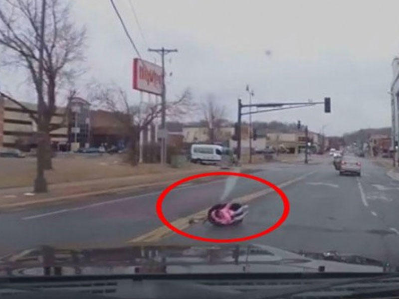 2 yaşlı qız avtomobildən düşdü, anasının xəbəri belə olmadı - VİDEO