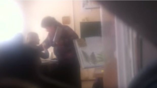 Rəsm çəkdiyinə görə şagirdini döydü - VİDEO