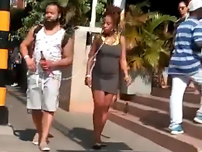 Oğlan sevgilisinin boğazına xalta keçirib, küçədə gəzdirdi - FOTO