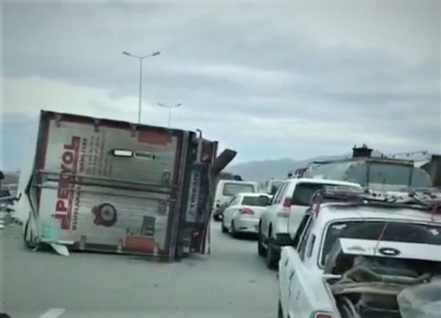 Bakıda TIR aşdı - VİDEO