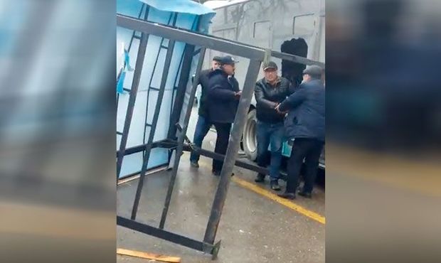 Sumqayıtda güclü külək dəmiri avtobusa çırpdı - VİDEO