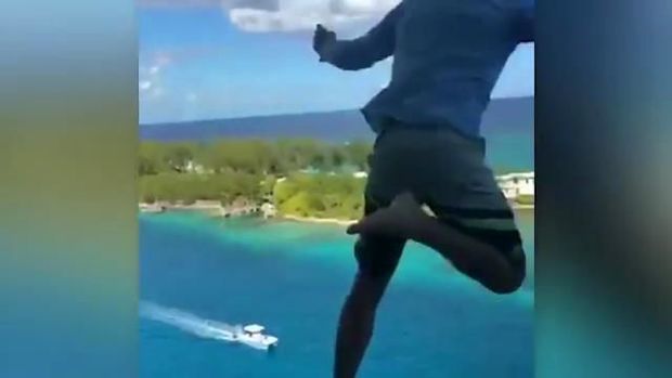 Sərnişin “like” üçün özünü gəmidən atdı - VİDEO