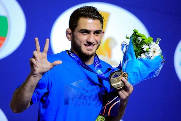 Hacı Əliyev rəqibini döşəyə çıxmağa peşman etdi - VİDEO