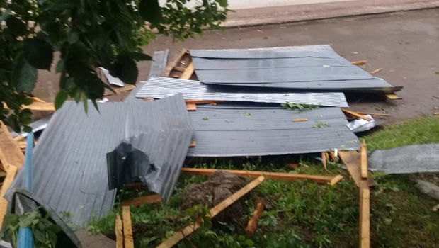 Külək Qaradağda evin damını uçurdu