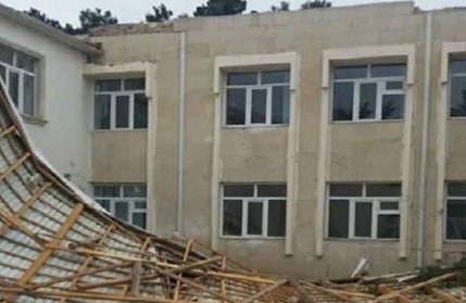 Külək Bakıda məktəbin dam örtüyünü uçurdu - FOTO
