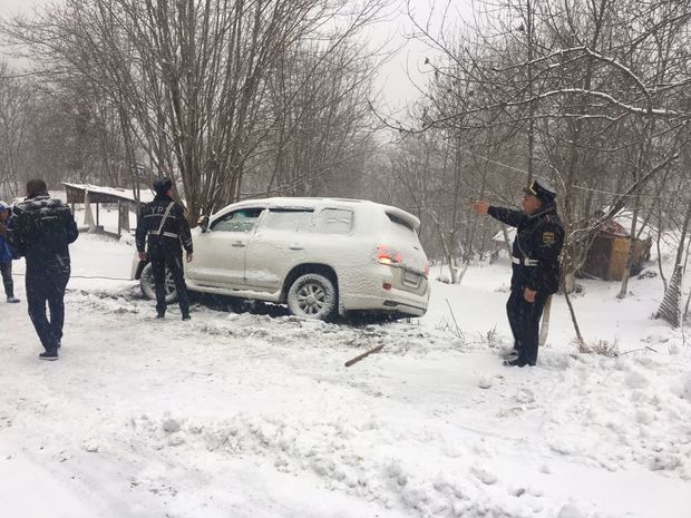 Polis çətin vəziyyətə düşən qadına kömək etdi - VİDEO