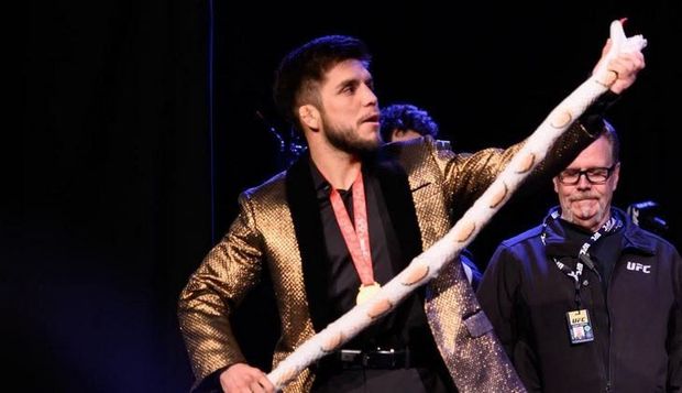 UFC çempionu mətbuat konfransında “ilan öldürdü” - VİDEO