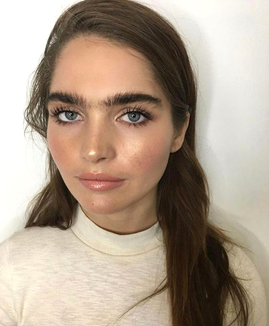 Qaşlarına görə hamı onu ələ salırdı, amma indi çox məşhurdur - FOTOLAR