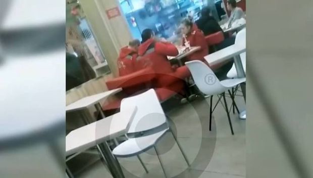 Rusiyada həkimlər huşsuz xəstəyə baxmaq əvəzinə, yemək yedilər - VİDEO