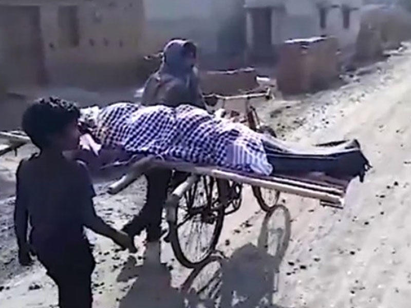 Yasa gələn olmadı, oğlan anasını velosipedlə aparıb basdırdı - VİDEO