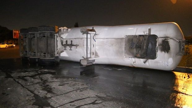 Bakıda maye qaz daşıyan yük maşını aşdı - VİDEO