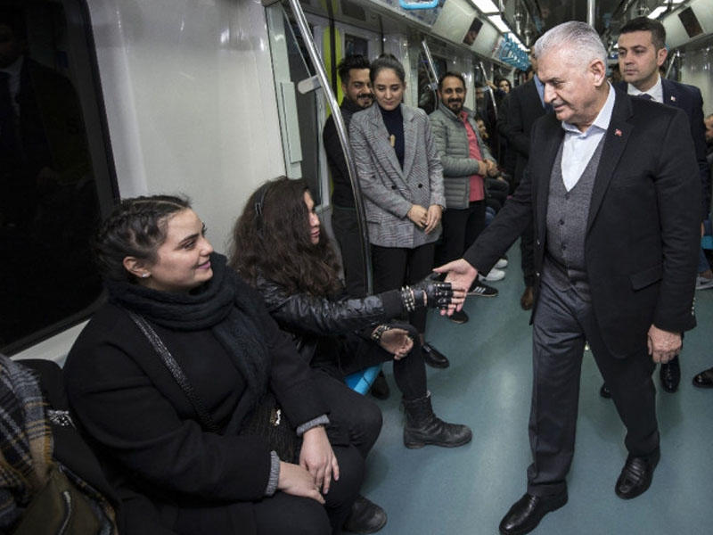 Sabiq baş nazir metroda - FOTO