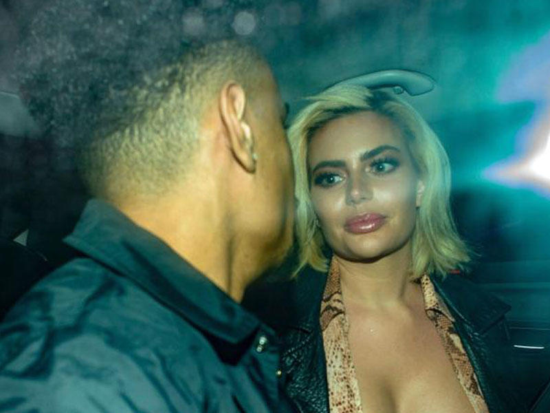 Dekolteli libası modeli pis vəziyyətdə qoydu, sinəsi göründü - FOTO