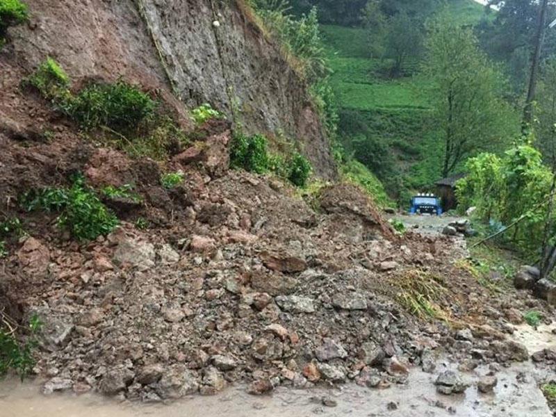 Torpaq sürüşməsi  147 kəndin yolunu bağladı