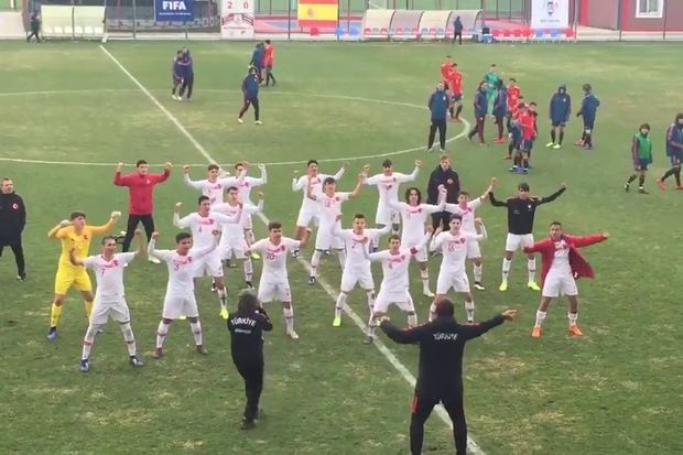 Türkiyəli futbolçular qələbədən sonra rəqs etdilər - VİDEO