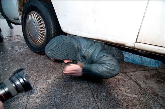 Azərbaycanda dəhşətli hadisə - Avtomobil insanların üstünə çıxdı: ÖLƏN VAR