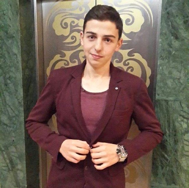 Kafedə dostları ilə yemək yeyən gəncə qarşı dəhşətli əməl - VİDEO+FOTOLAR