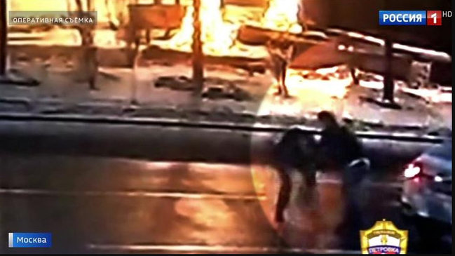 Qız taksi sürücüsünü döydü, maşınını da əlindən aldı – Video