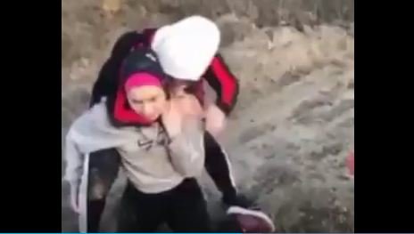 Hicablı qızlar yumruq davasına çıxdı - Şok video