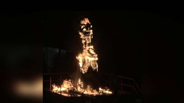 Venesuelada Uqo Çavesin heykəli yandırıldı - FOTO/VİDEO