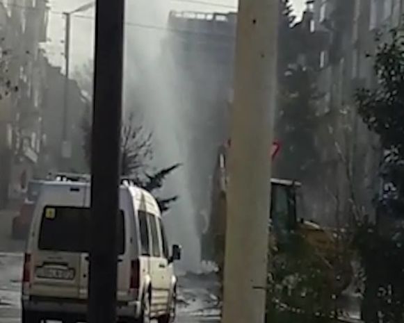 Nizami rayonunda su borusu partladı - VİDEO